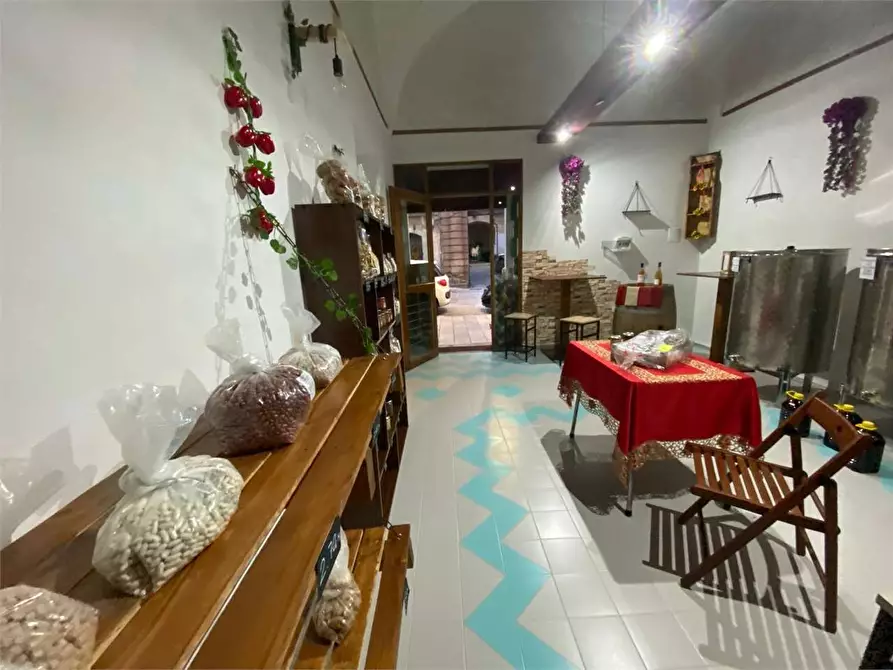 Immagine 4 di Negozio in vendita  in piazza garibaldi a Casarano