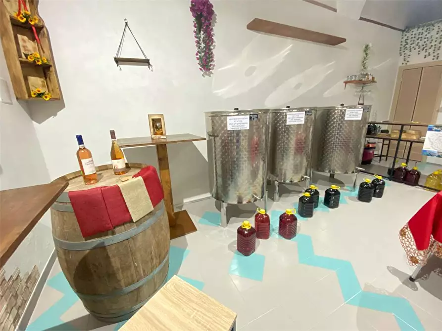 Immagine 5 di Negozio in vendita  in piazza garibaldi a Casarano