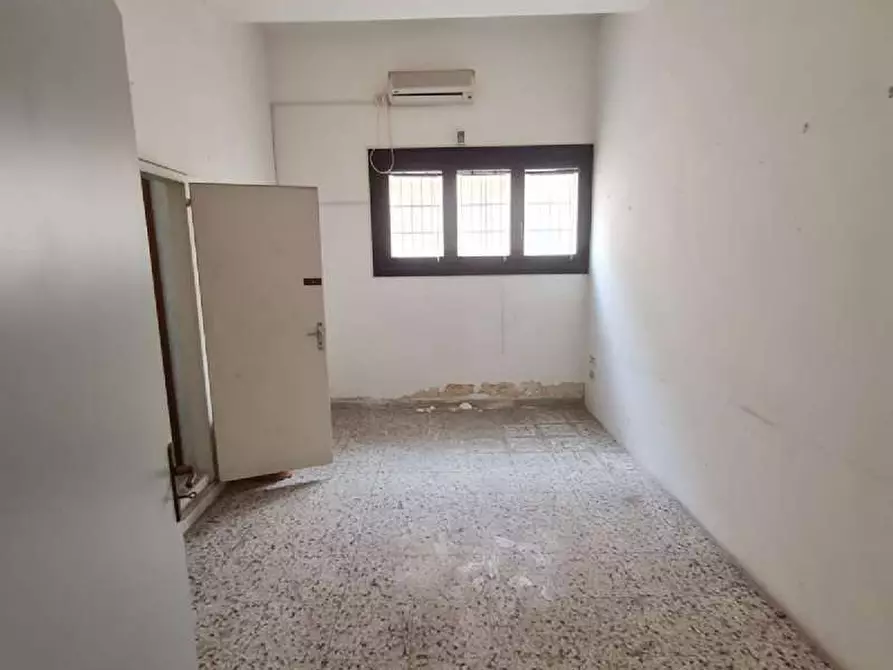 Immagine 10 di Negozio in vendita  in via lubello a Lecce