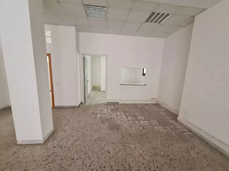 Immagine 9 di Negozio in vendita  in via lubello a Lecce