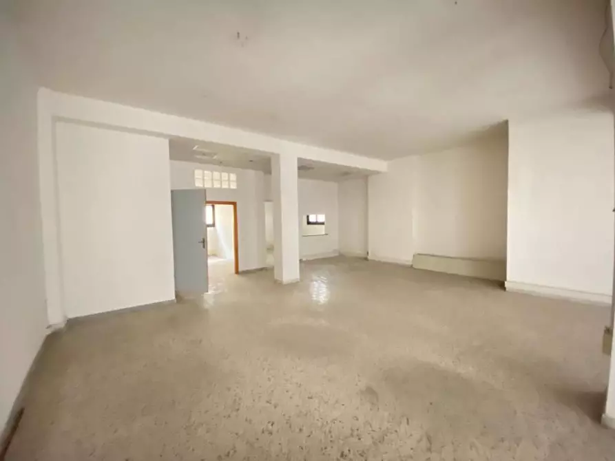 Immagine 8 di Negozio in vendita  in via lubello a Lecce