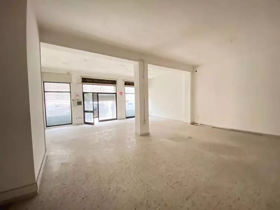 Immagine 7 di Negozio in vendita  in via lubello a Lecce