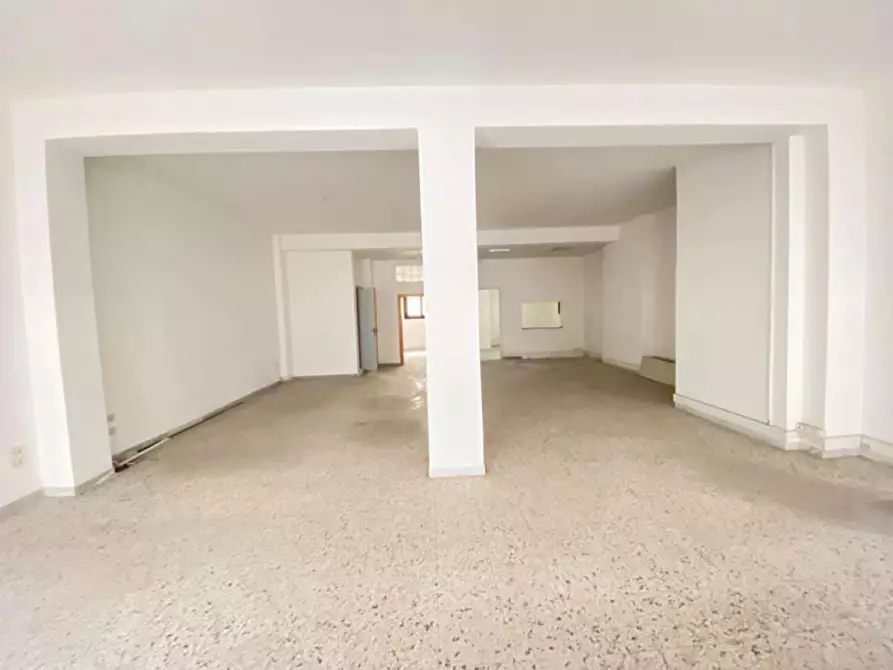 Immagine 5 di Negozio in vendita  in via lubello a Lecce