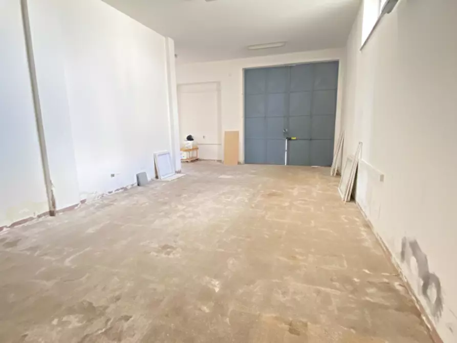 Immagine 8 di Magazzino in vendita  in lucania a Casarano