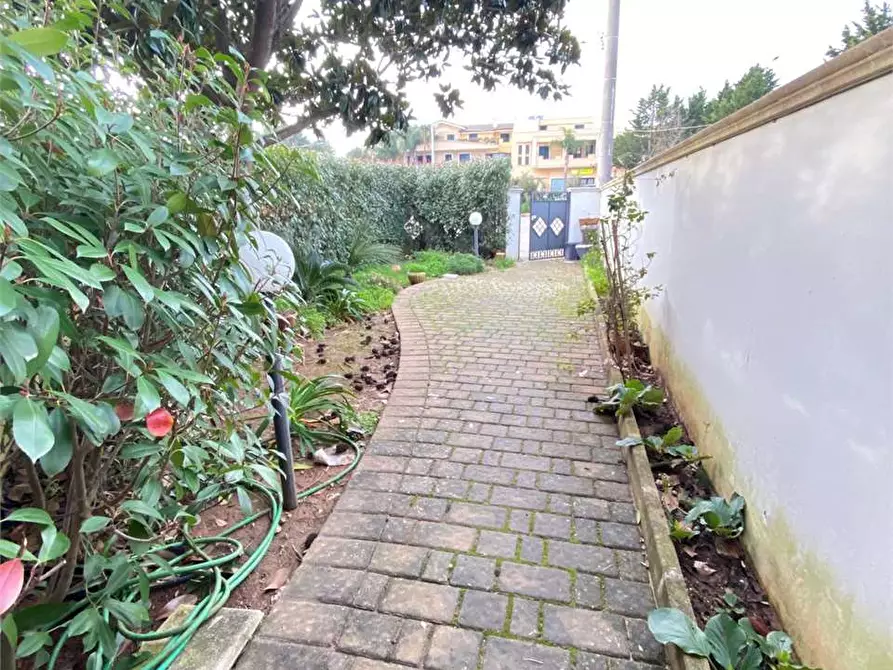 Immagine 2 di Casa bifamiliare in vendita  in via Agnesi  9 a Casarano
