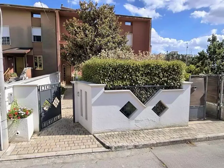 Immagine 1 di Casa bifamiliare in vendita  in via Agnesi  9 a Casarano