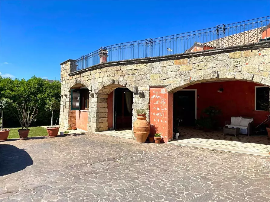Immagine 2 di Villa in vendita  in via don sturzo a Casarano