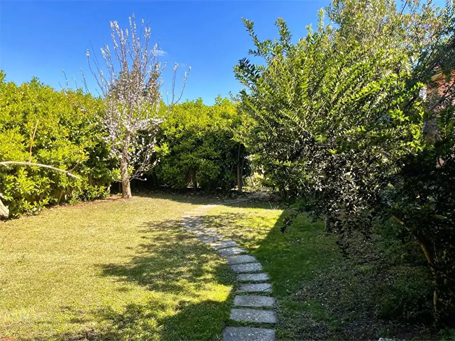 Immagine 10 di Villa in vendita  in via don sturzo a Casarano