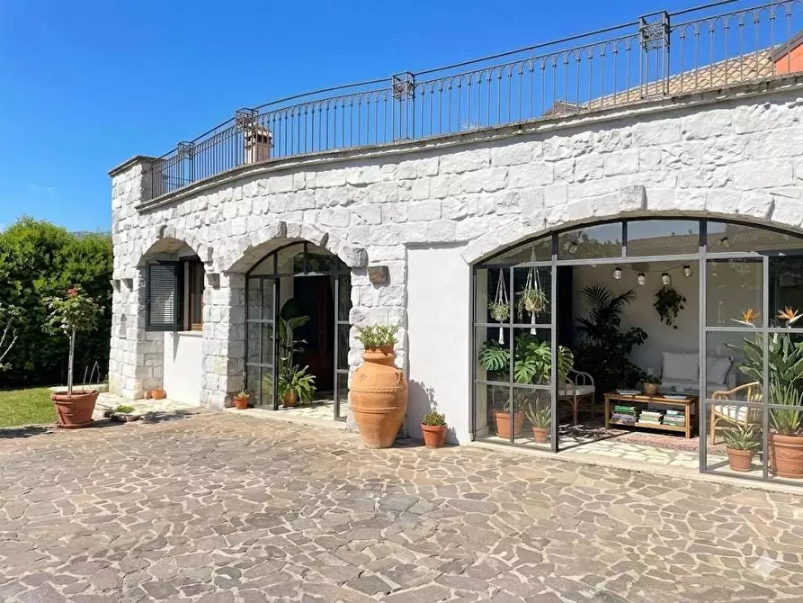 Immagine 1 di Villa in vendita  in via don sturzo a Casarano