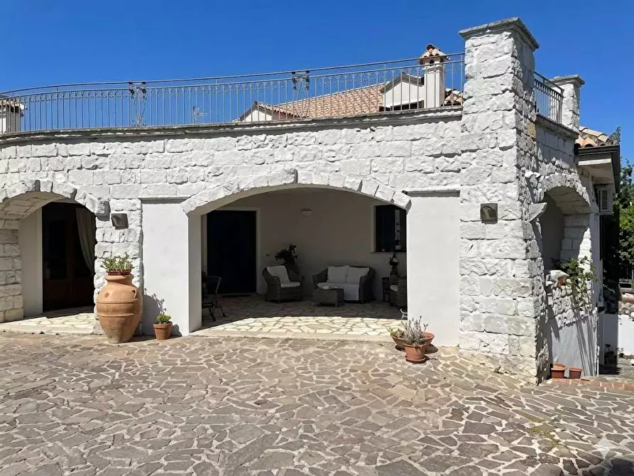Immagine 5 di Villa in vendita  in via don sturzo a Casarano