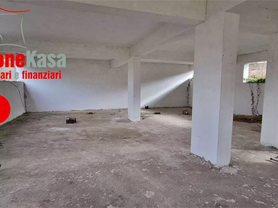 Immagine 2 di Stabile in vendita  a San Felice A Cancello