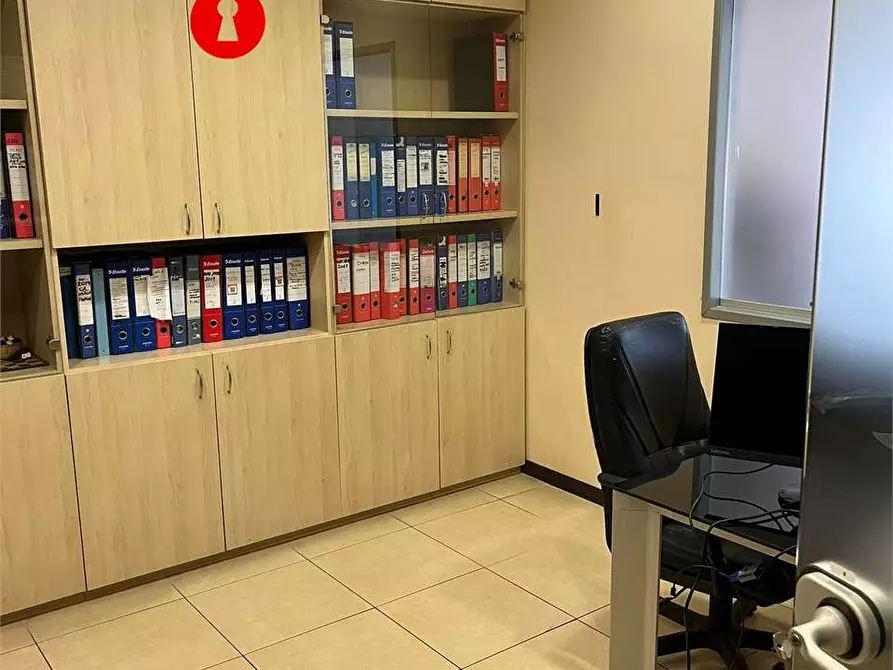 Immagine 13 di Ufficio in affitto  in zona asi a Nola