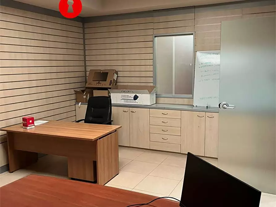 Immagine 15 di Ufficio in affitto  in zona asi a Nola