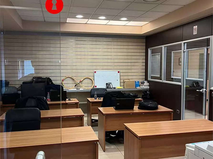 Immagine 19 di Ufficio in affitto  in zona asi a Nola