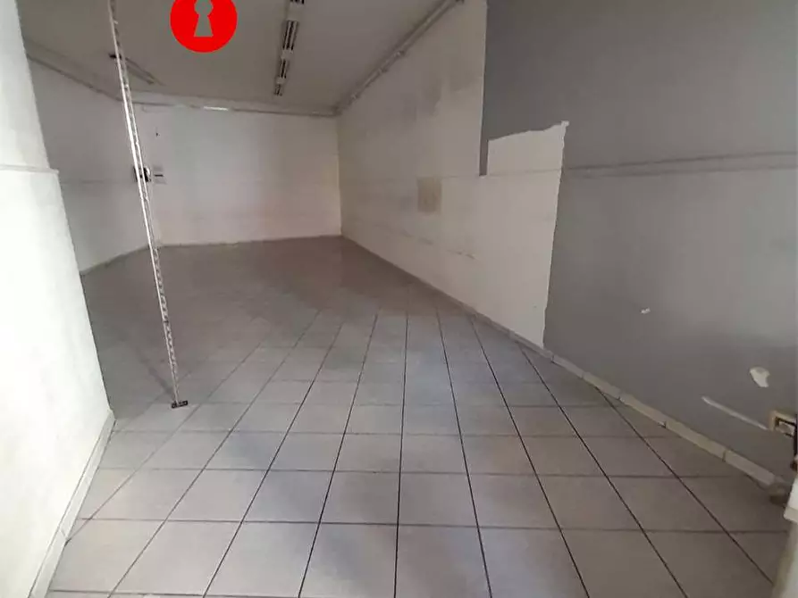 Immagine 5 di Negozio in affitto  in via Napoli a San Felice A Cancello