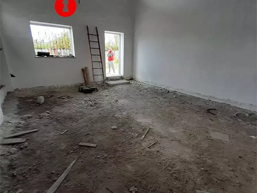 Immagine 2 di Negozio in affitto  in Via croce Del papa a Nola