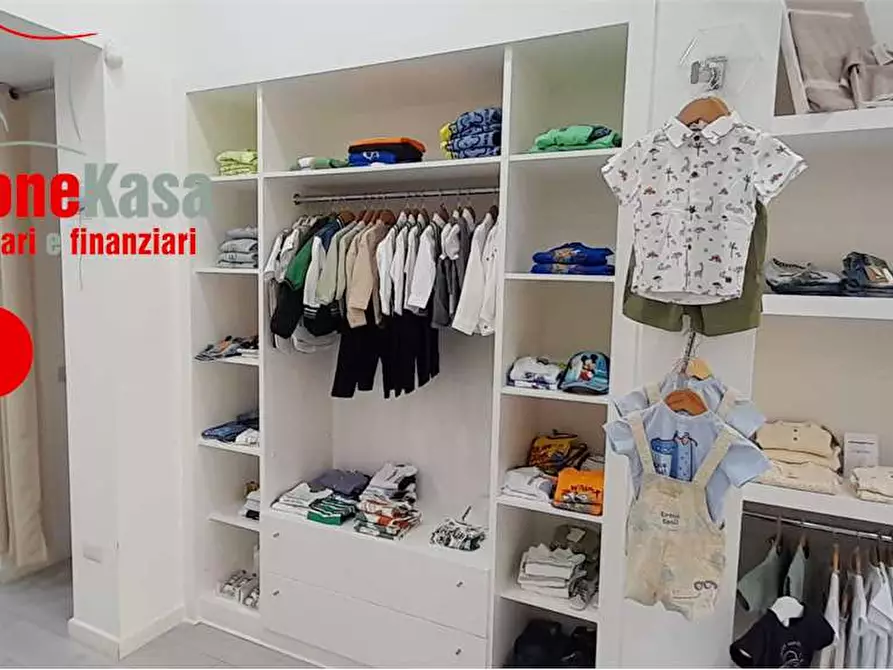 Immagine 2 di Negozio in vendita  in Via appia 245 a Santa Maria A Vico