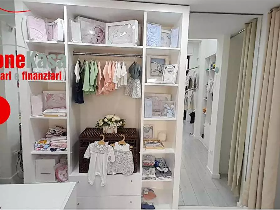 Immagine 3 di Negozio in vendita  in Via appia 245 a Santa Maria A Vico