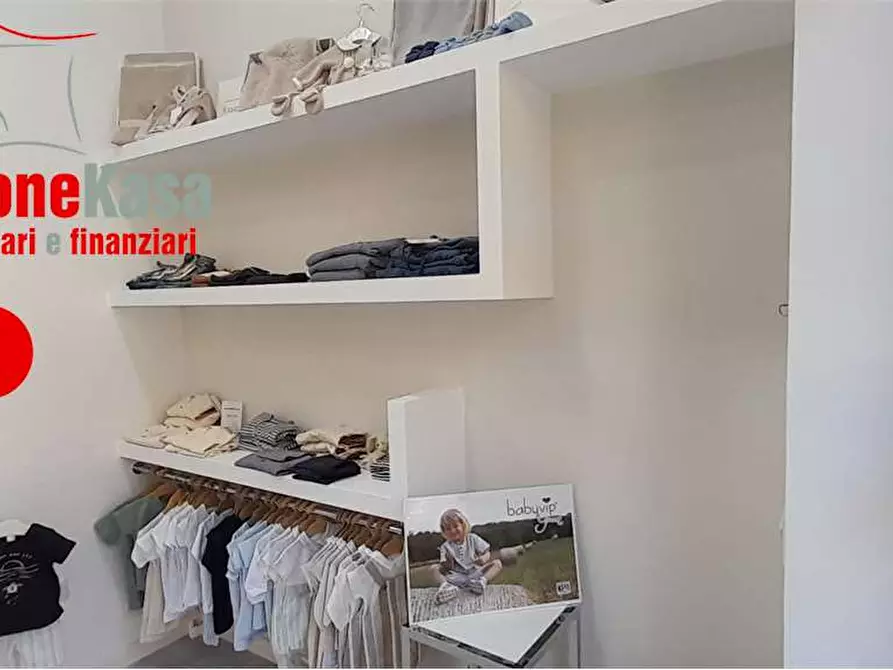 Immagine 5 di Negozio in vendita  in Via appia 245 a Santa Maria A Vico