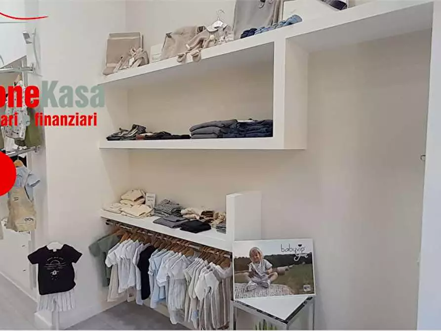 Immagine 6 di Negozio in vendita  in Via appia 245 a Santa Maria A Vico