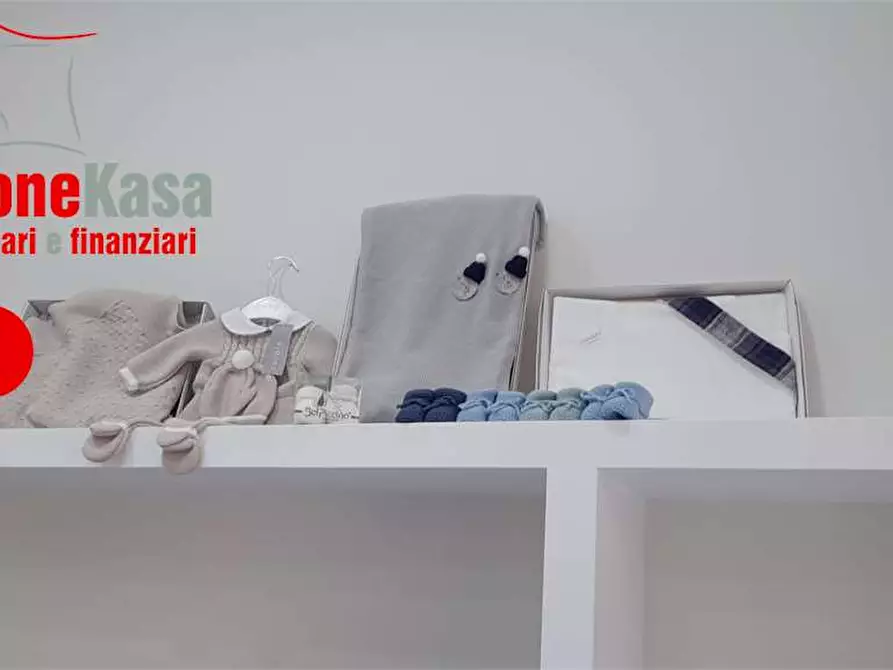 Immagine 10 di Negozio in vendita  in Via appia 245 a Santa Maria A Vico