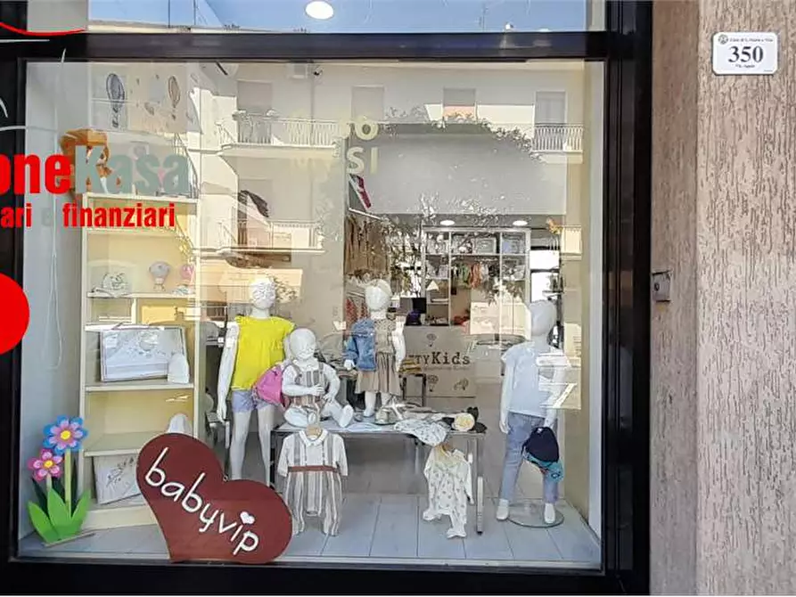 Immagine 12 di Negozio in vendita  in Via appia 245 a Santa Maria A Vico