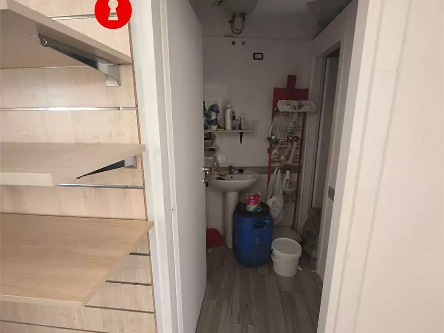 Immagine 8 di Negozio in affitto  a Nola