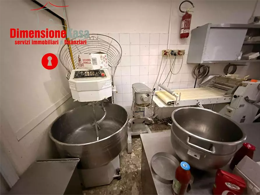 Immagine 12 di Negozio in affitto  in via circumvallazione 254 a Nola