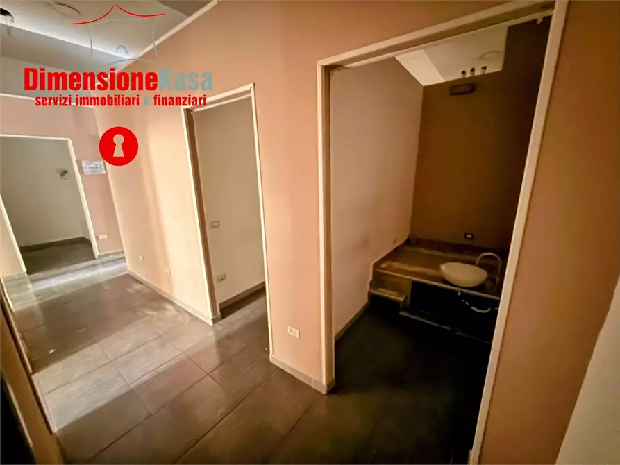 Immagine 21 di Negozio in affitto  in via nazionale delle puglie 35 a Cimitile