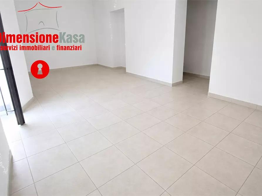 Immagine 2 di Negozio in affitto  in Corso Campano  273 a Qualiano