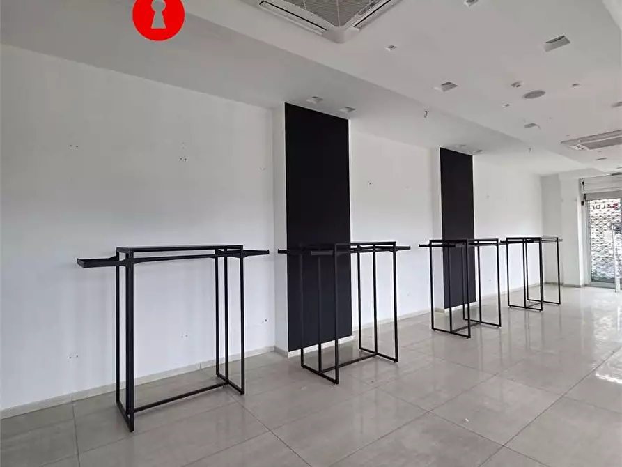 Immagine 1 di Negozio in affitto  in via nazionale delle puglie 105 a San Vitaliano