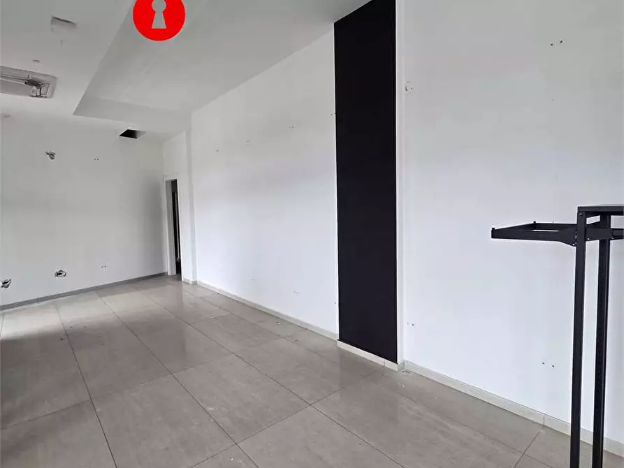 Immagine 2 di Negozio in affitto  in via nazionale delle puglie 105 a San Vitaliano