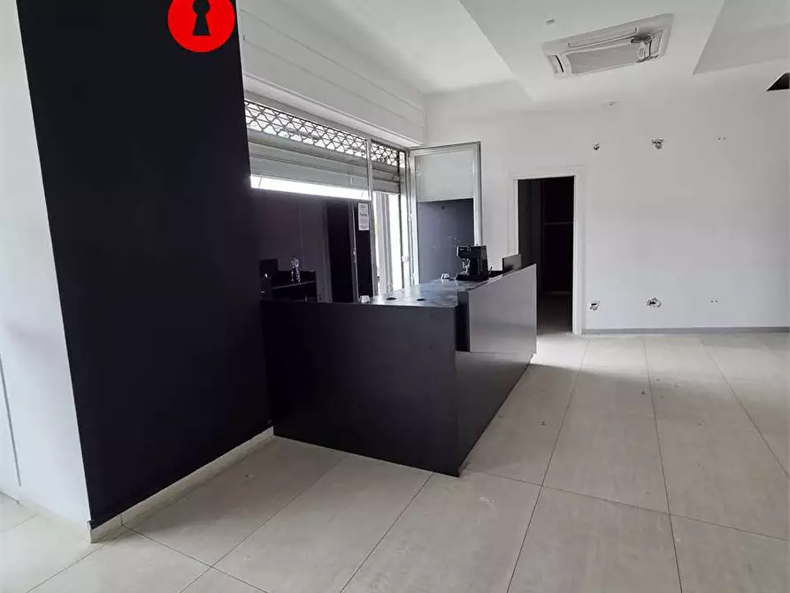 Immagine 3 di Negozio in affitto  in via nazionale delle puglie 105 a San Vitaliano