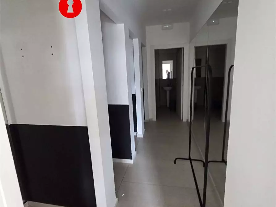 Immagine 7 di Negozio in affitto  in via nazionale delle puglie 105 a San Vitaliano