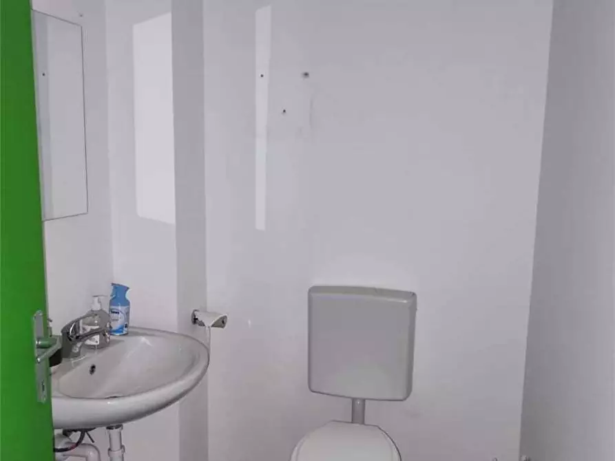 Immagine 19 di Negozio in vendita  in corso Torino 234 a Pinerolo