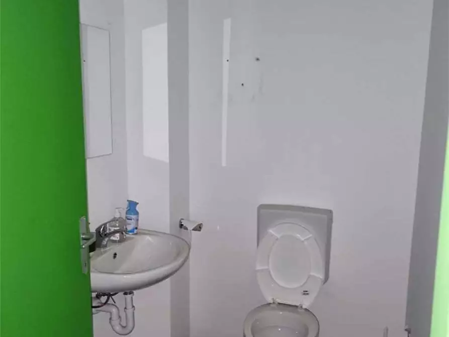 Immagine 20 di Negozio in vendita  in corso Torino 234 a Pinerolo