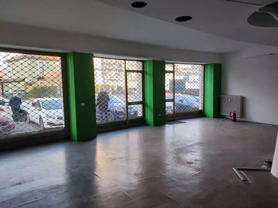 Immagine 25 di Negozio in vendita  in corso Torino 234 a Pinerolo