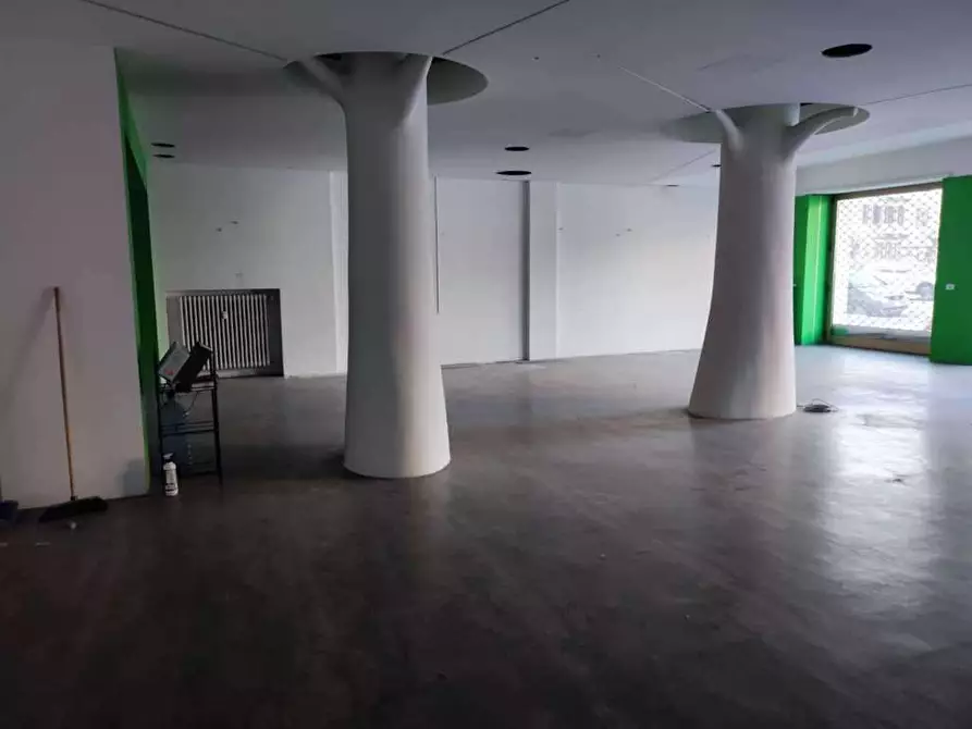 Immagine 39 di Negozio in vendita  in corso Torino 234 a Pinerolo