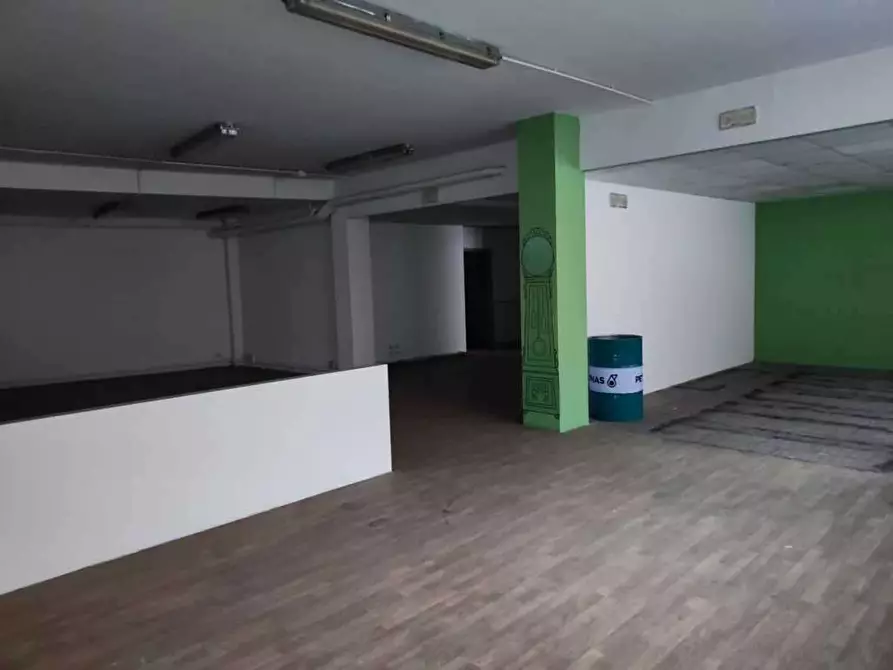 Immagine 21 di Negozio in vendita  in corso Torino 234 a Pinerolo