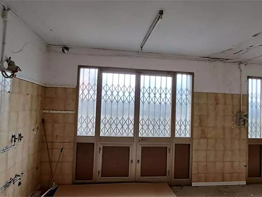 Immagine 24 di Negozio in affitto  in via Umberto I 133 a Piscina