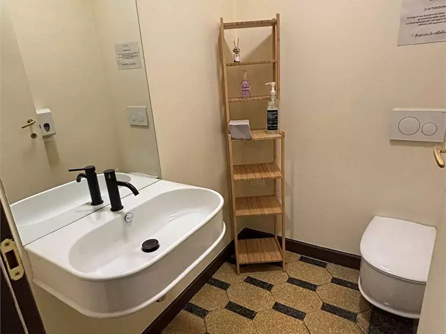 Immagine 12 di Negozio in affitto  in via Montebello 3 a Pinerolo