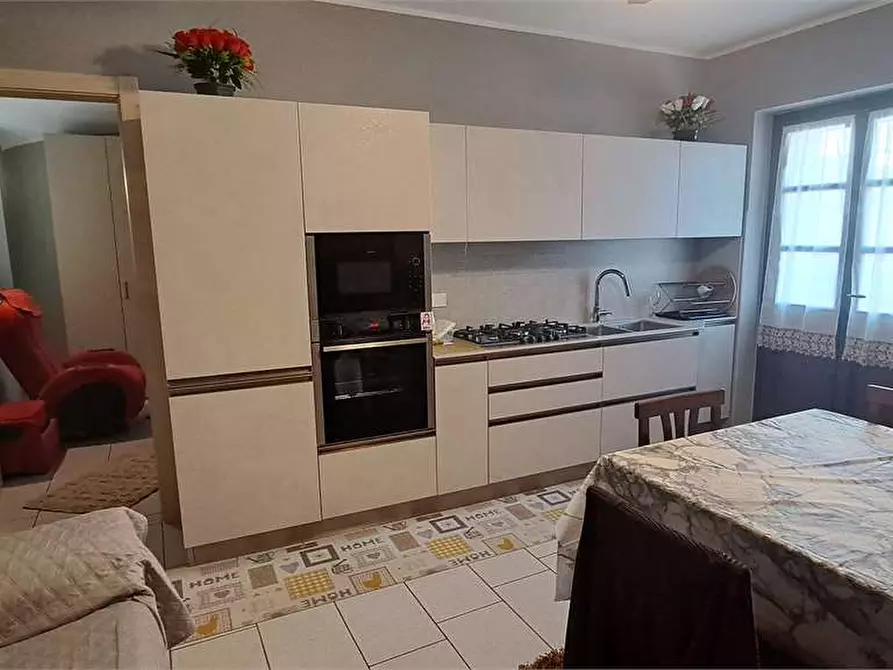 Immagine 9 di Appartamento in vendita  in via Re Umberto 18 a Cavour