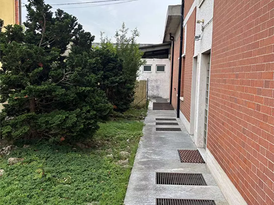 Immagine 18 di Negozio in vendita  in strada Torino 50 a Cumiana