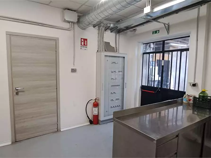 Immagine 10 di Laboratorio in vendita  in corso Moncalieri 464 a Torino