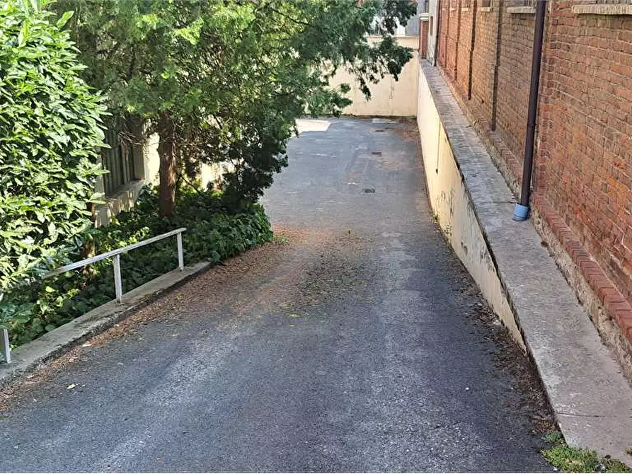 Immagine 2 di Garage in vendita  in corso torino 234 a Pinerolo