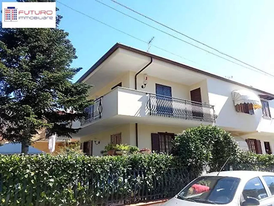 Immagine 2 di Casa bifamiliare in vendita  a Fondi