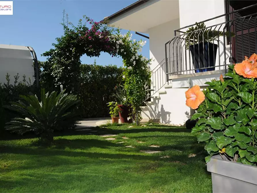 Immagine 3 di Casa bifamiliare in vendita  a Fondi