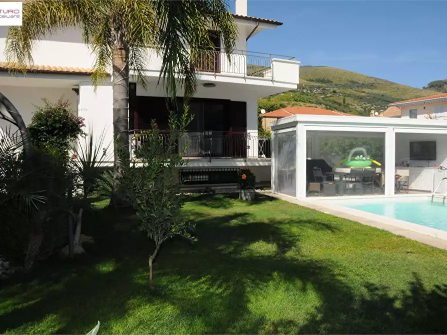 Immagine 2 di Casa bifamiliare in vendita  a Fondi