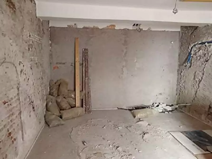 Immagine 3 di Negozio in affitto  in Via Cesare Battisti  6 a Genzano Di Roma