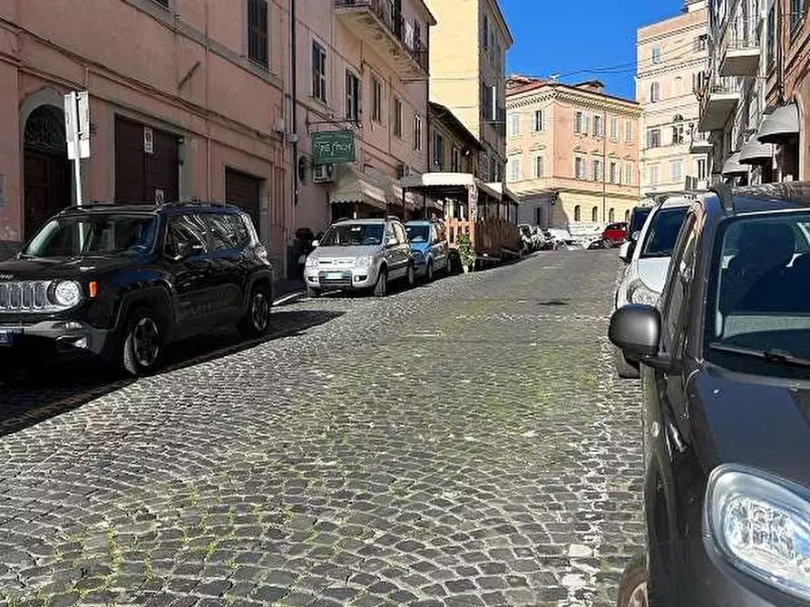 Immagine 1 di Negozio in vendita  in Via Cesare Battisti  a Genzano Di Roma